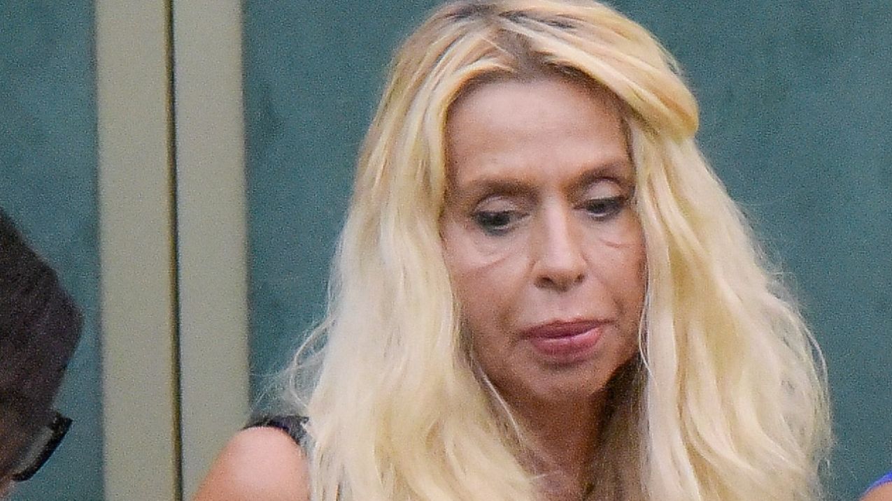 Grande Fratello Vip, Valeria Marini in lacrime fugge nel confessionale e minaccia: "Me ne voglio andare, non ho più voglia di stare qui!". Cosa ha scatenato la crisi