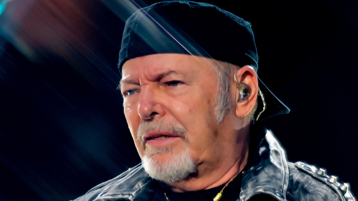 https://wips.plug.it/cips/libero.it/magazine/cms/2026/10/vasco_rossi_diego_spagnoli_lascia_band.jpg