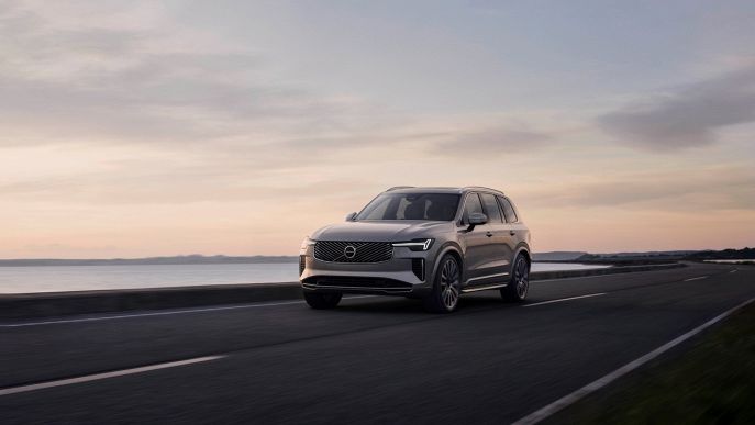 XC90 T8 Plug-in Hybrid AWD automatico 7 posti Plus Bright