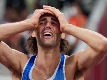 video gianmarco tamberi oro finale salto in alto tokyo 2020 gimbo fa festa newsonline