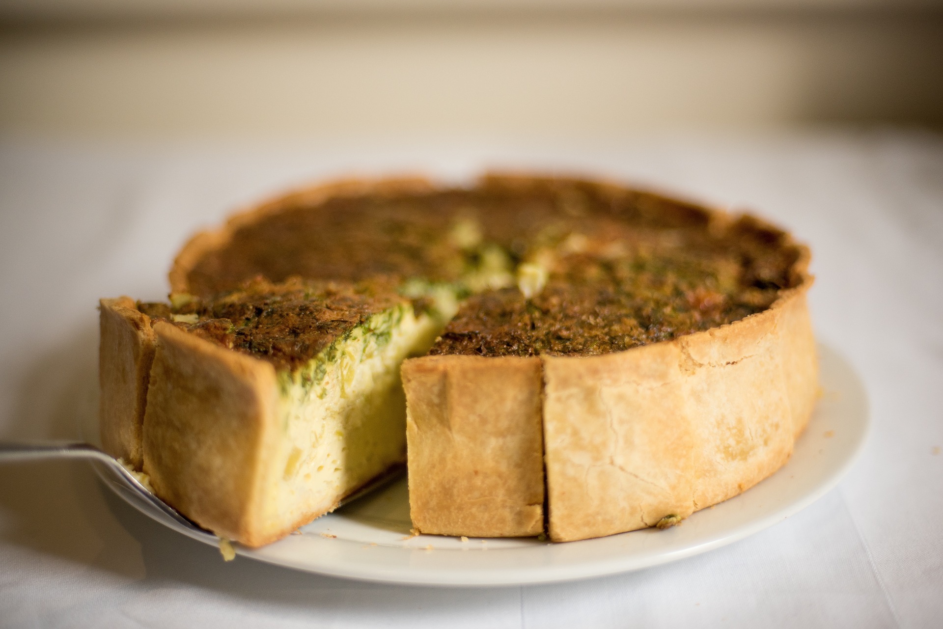 Torta salata con baccalà, patate e piselli: ricetta ricca ...