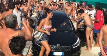 Auto su spiaggia in Versilia, autista rischia linciaggio