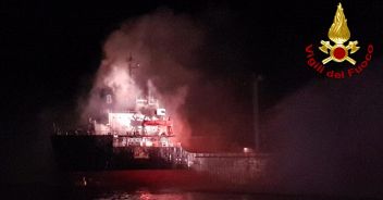 Incendio su una nave cargo a Chioggia