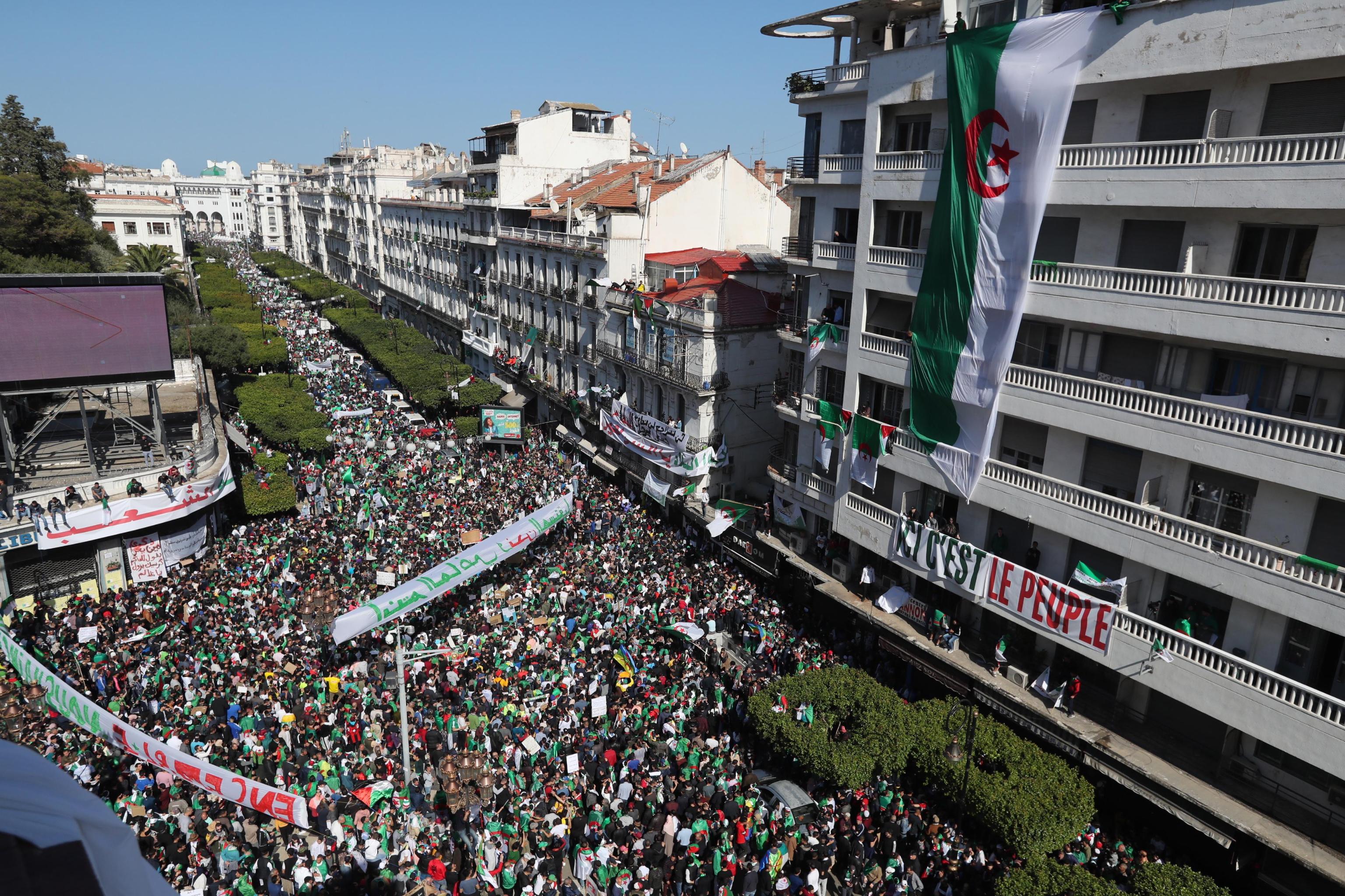Algeria: un milione in strada ad Algeri