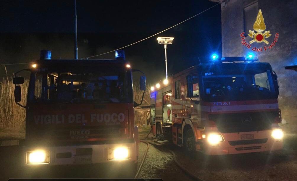 Fiamme in deposito legname a Fauglia