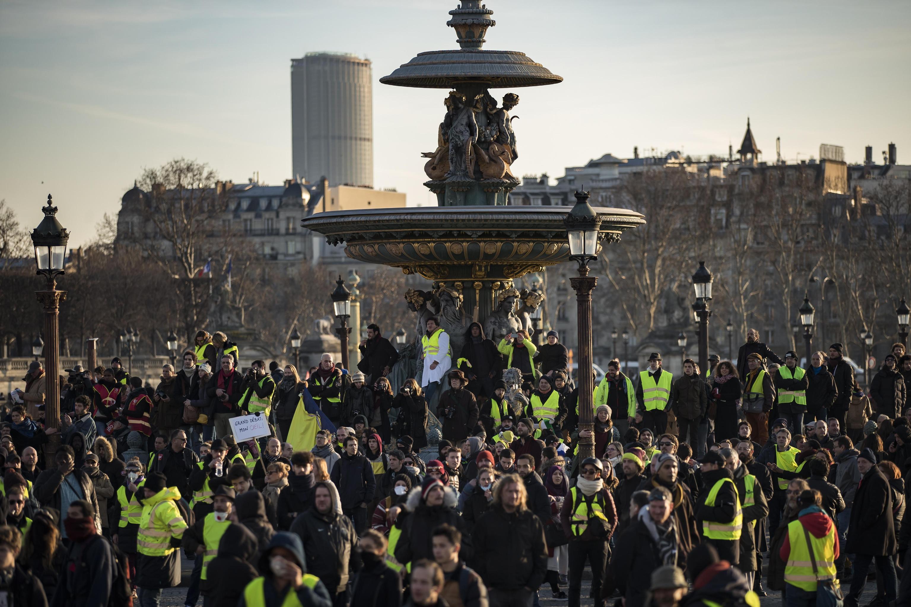 Gilet gialli: primi scontri a Parigi