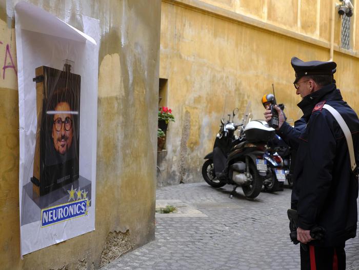 A Roma spunta il manifesto Toninelli 'neuronics'
