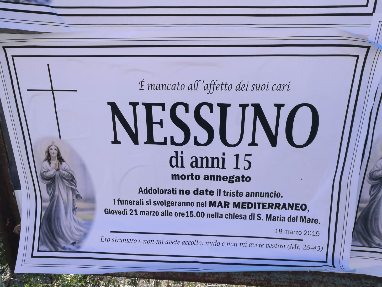 Migranti, ancora manifesti funebri