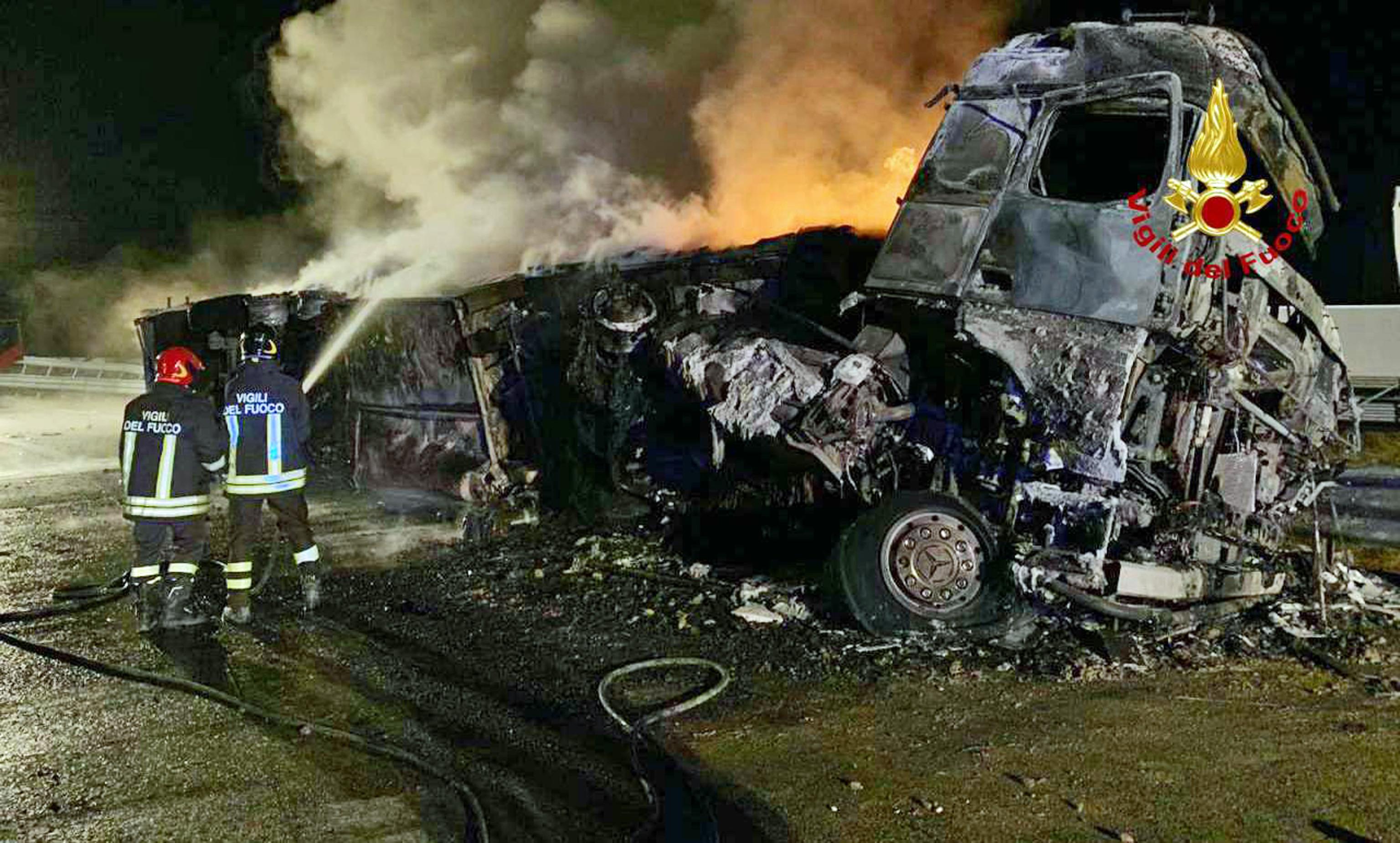 Camion prende fuoco in A14,spento da Vvf