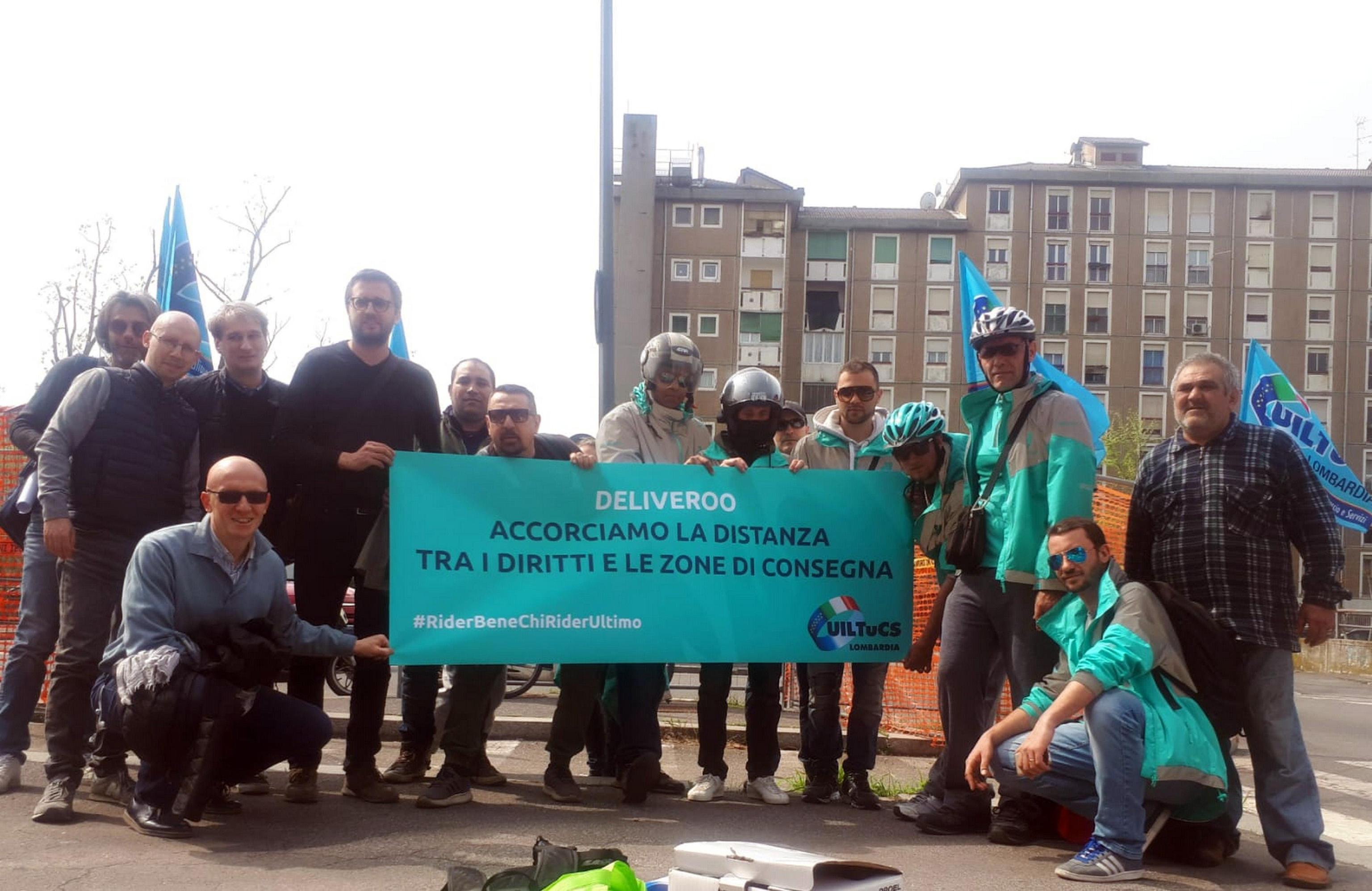 Rider: presidio Deliveroo a Milano