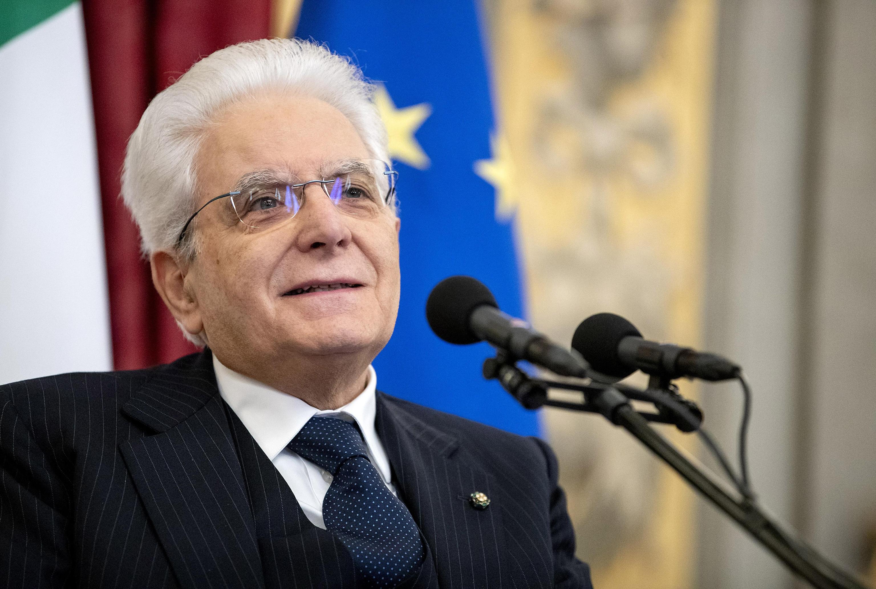 Mattarella visita campo profughi