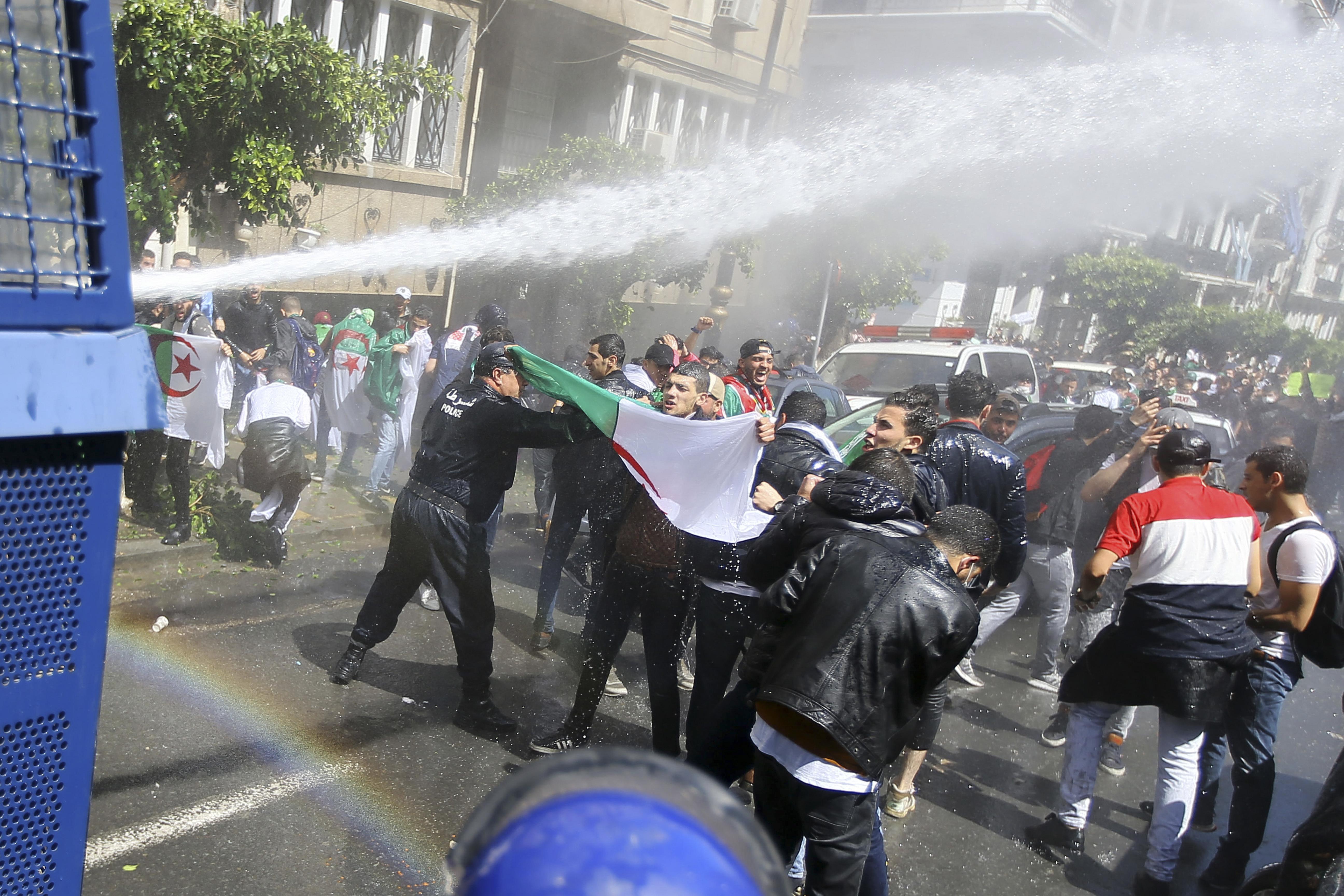 Lacrimogeni su manifestanti ad Algeri