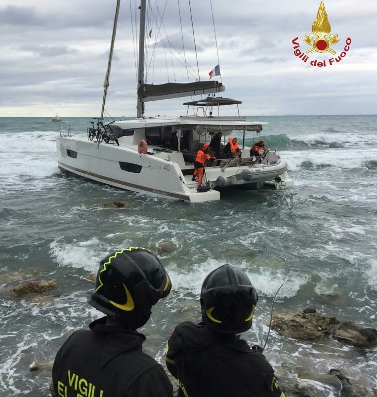 Catamarano si incaglia vicino a riva