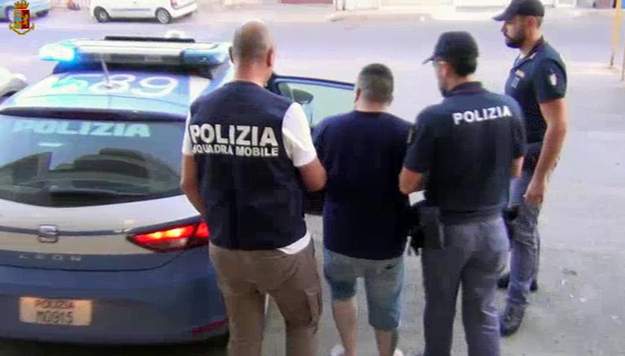 vittoria-arresto-polizia-suv-bambini