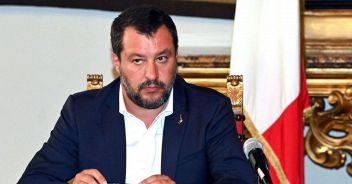 Migranti, Salvini firma il divieto d'ingresso per nave Eleonore