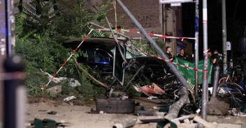 incidente-berlino-folla-marciapiede