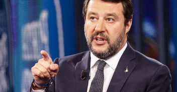 salvini-contro-renzi-pulcinella