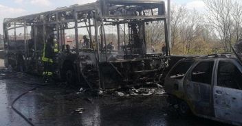 Le immagini del bus incendiato