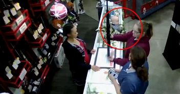 Stati Uniti, bambino cade dal bancone