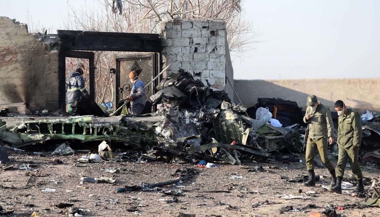 Aereo precipita in Iran: 177 morti. Le immagini del disastro