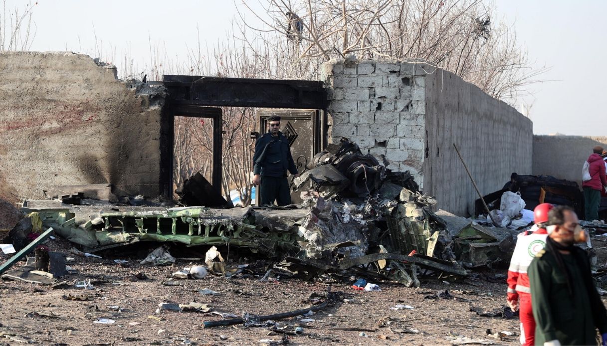 Aereo precipita in Iran: 177 morti. Le immagini del disastro