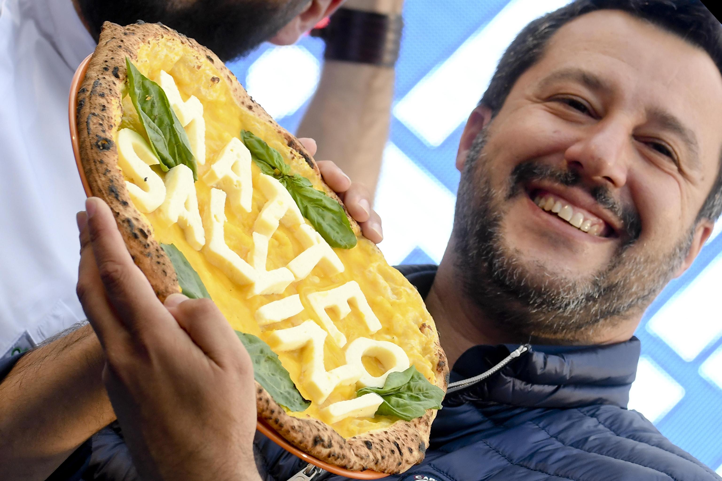 Salvini fa la pizza da Giletti, bufera sui social | VirgilioNotizie