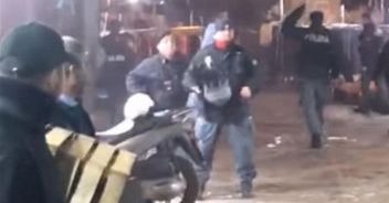 Napoli, baby gang aggredisce poliziotti con oggetti e petardi