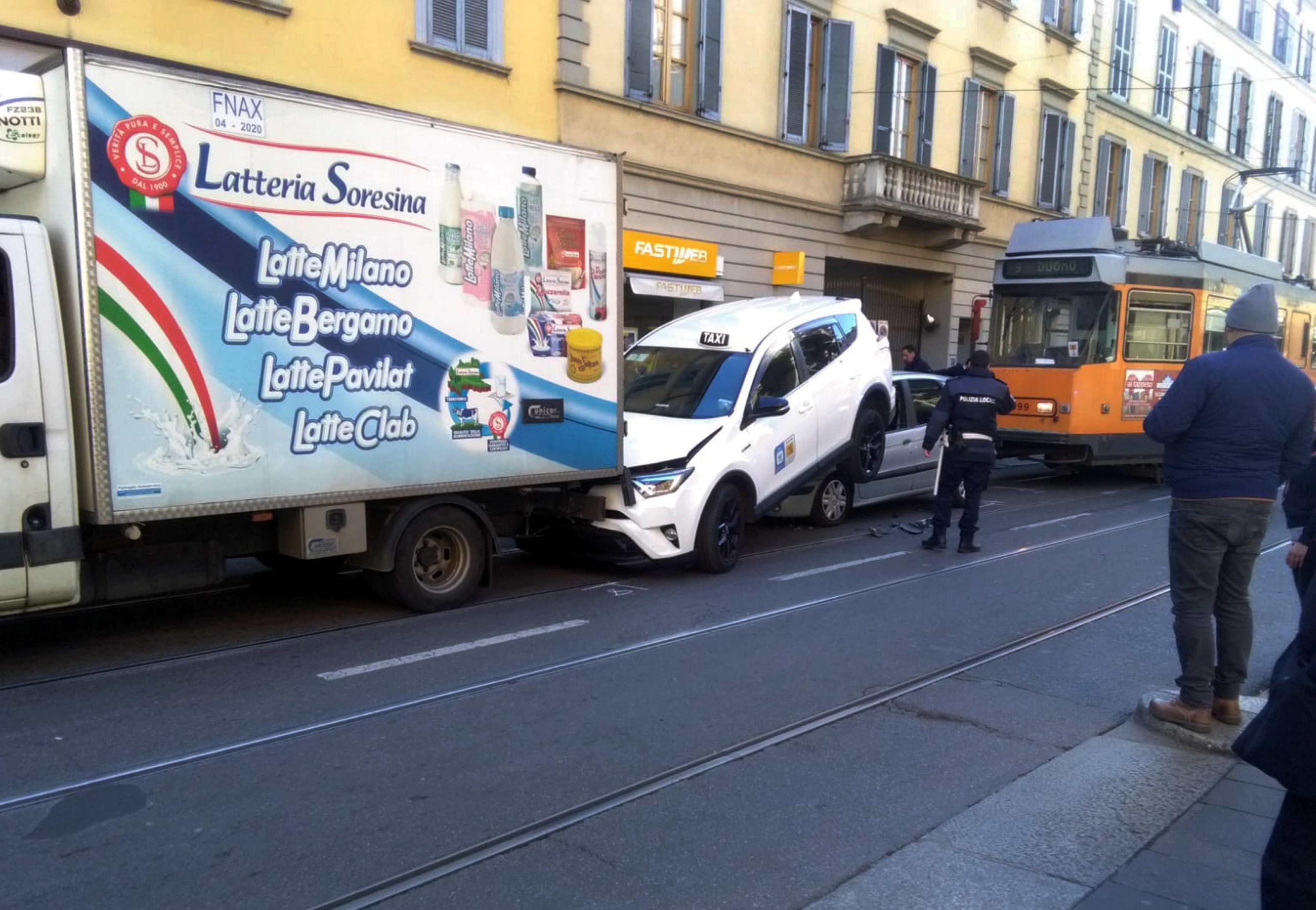 Autista ha malore, tram urta auto in zona Navigli a Milano