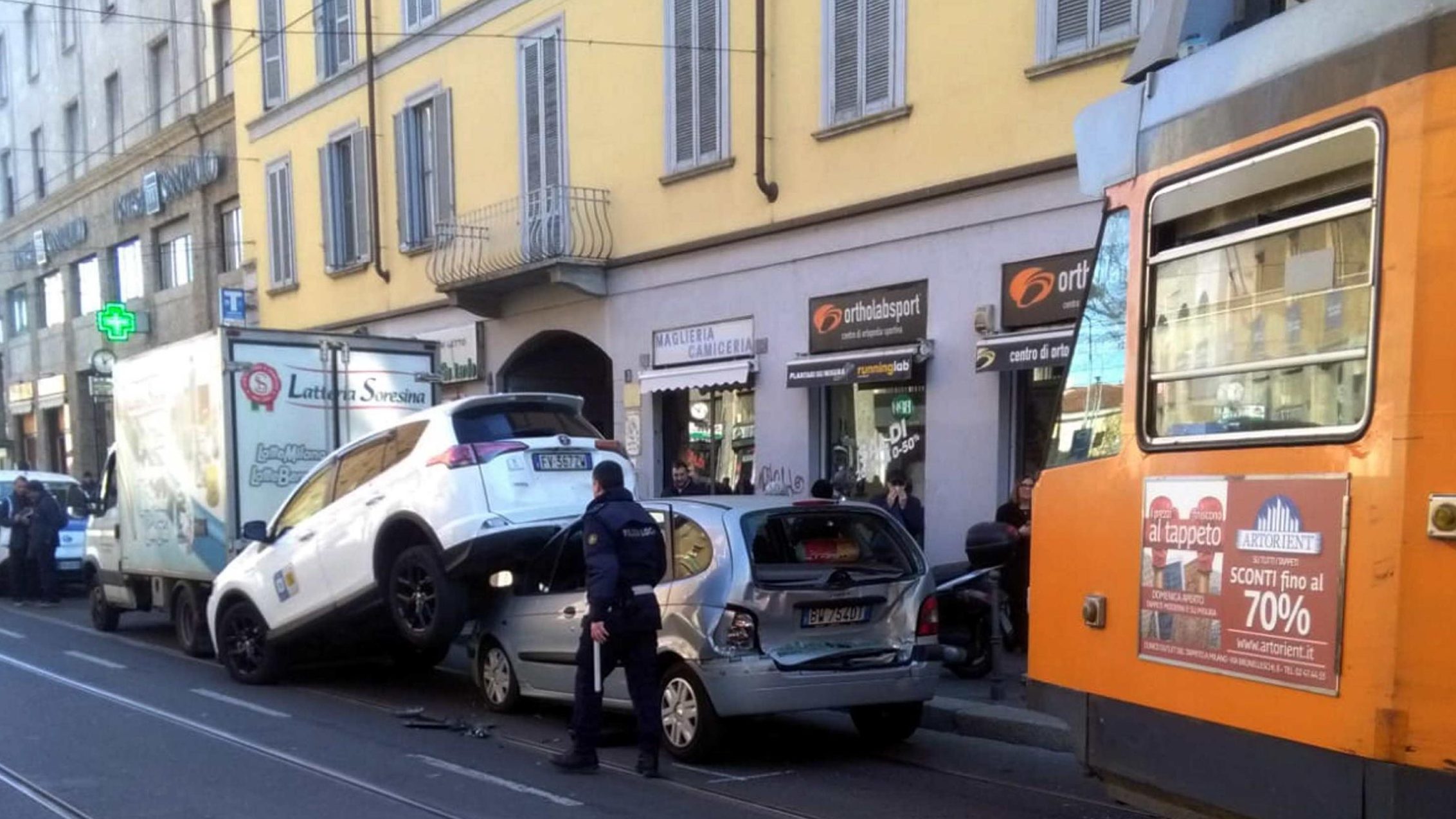 Autista ha malore, tram urta auto in zona Navigli a Milano