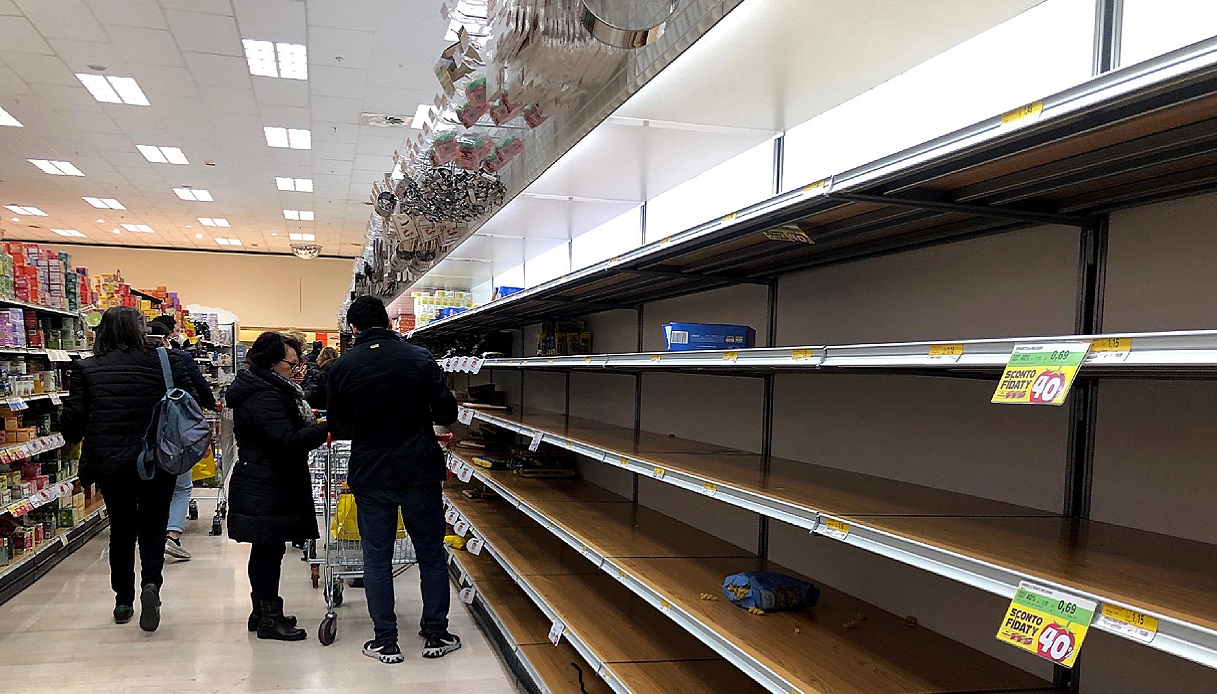 Milano, psicosi coronavirus: market svuotati e assalto mascherine
