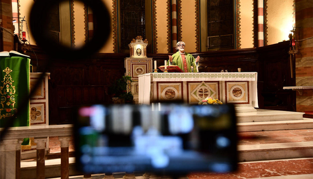Coronavirus, messa in streaming a Genova