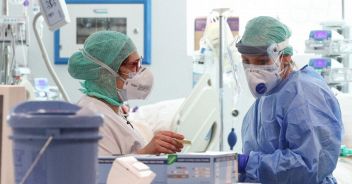 Coronavirus, mancano i camici: medici usano sacchi di plastica