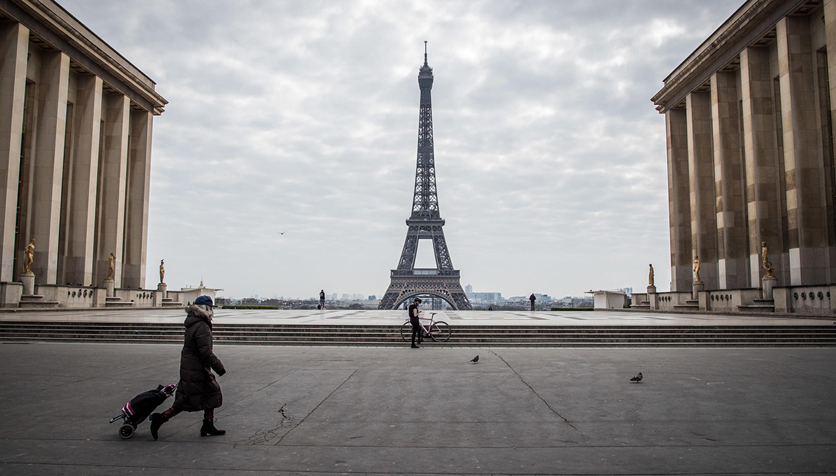 Coronavirus, Torre Eiffel a Parigi