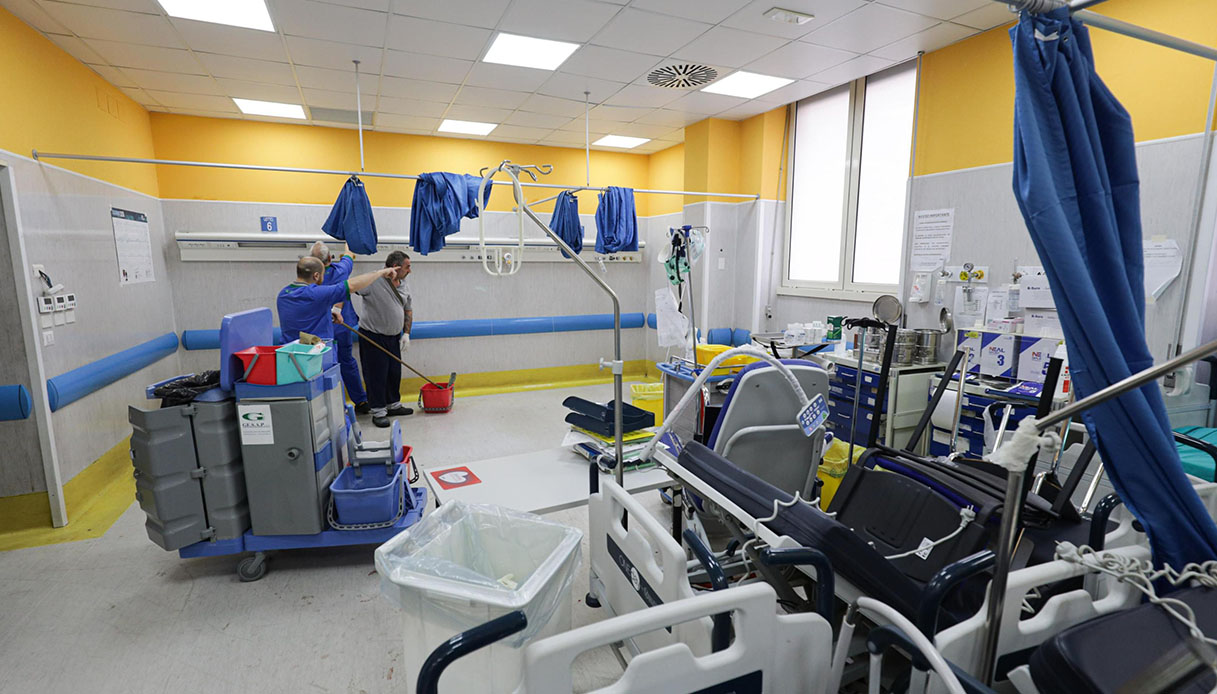 Napoli, pronto soccorso devastato dopo l&#8217;uccisione di un 15enne