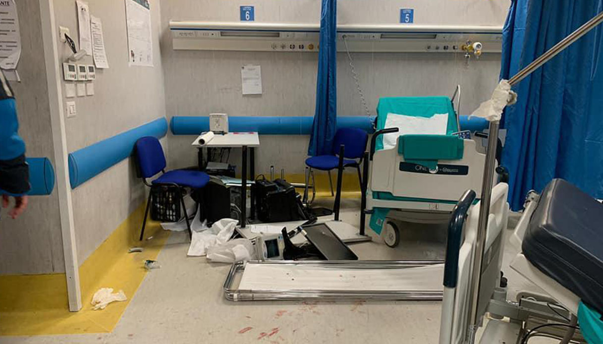 Napoli, pronto soccorso devastato dopo l&#8217;uccisione di un 15enne