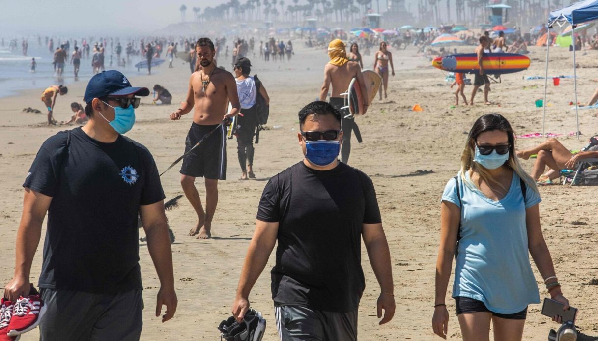 Coronavirus, spiagge affollate in California: le immagini