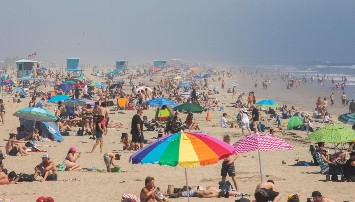 Coronavirus, spiagge affollate in California: le immagini
