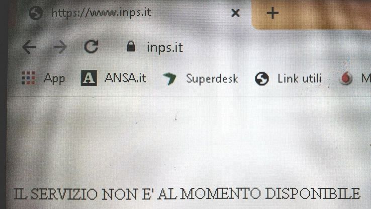 Coronavirus, deputati a distanza con guanti e mascherina