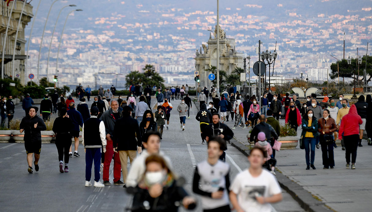 Coronavirus, lungomare di Napoli preso d&#8217;assalto
