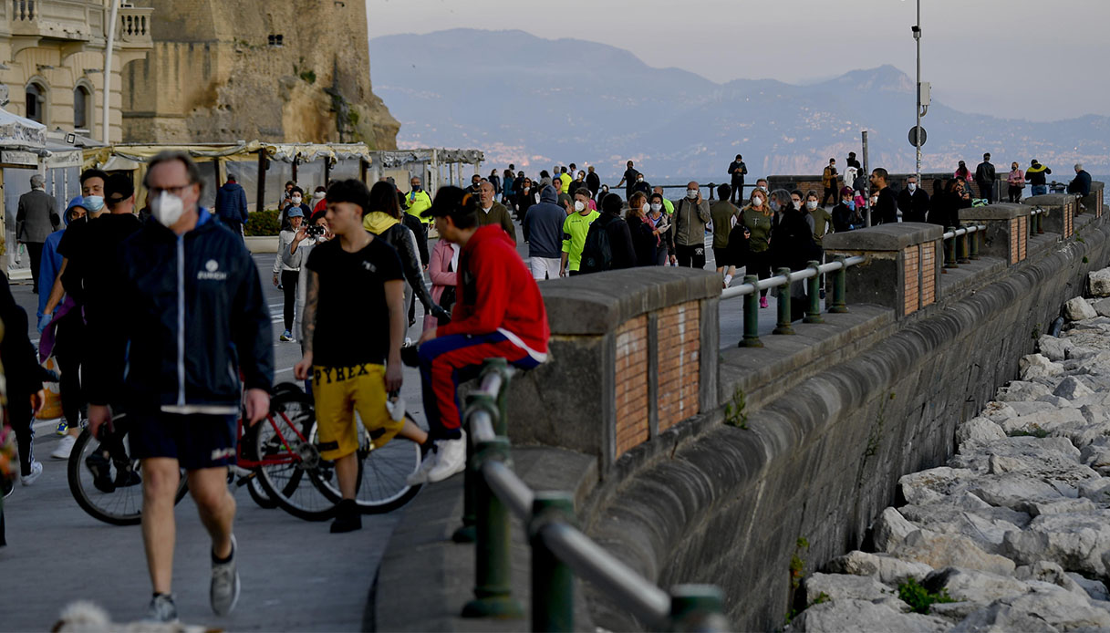 Coronavirus, lungomare di Napoli preso d&#8217;assalto