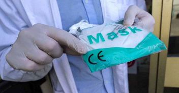 Coronvirus: Farmacia espone cartello con i prezzi delle mascherine