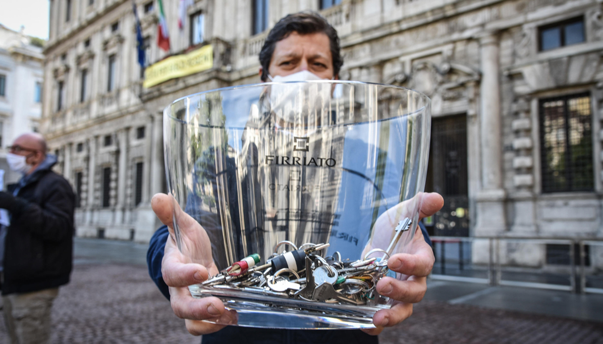 Protesta a Milano: la consegna delle chiavi