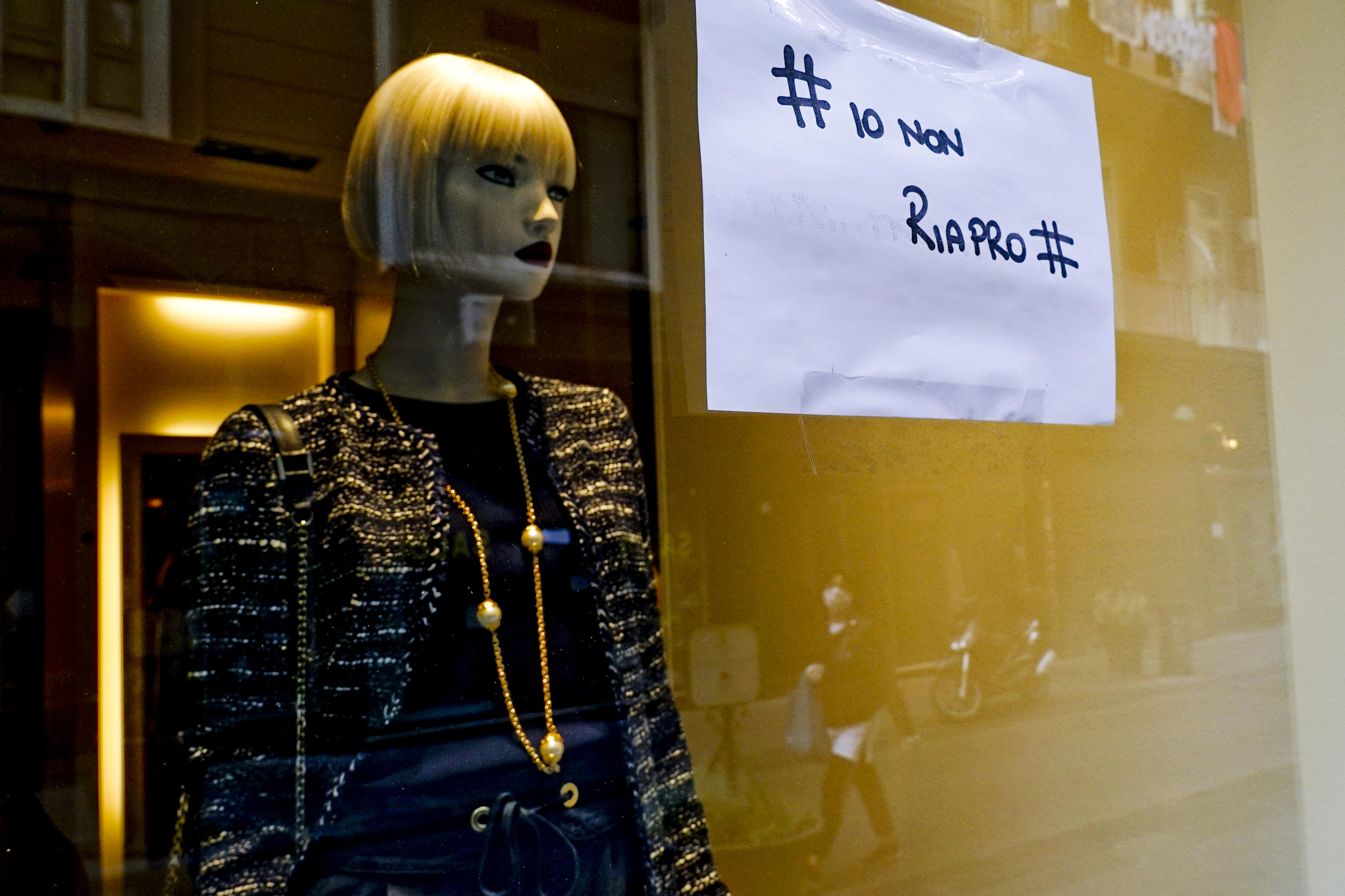 Fase 2: protesta commercianti via Chiaia, &#8216;io non riapro&#8217;