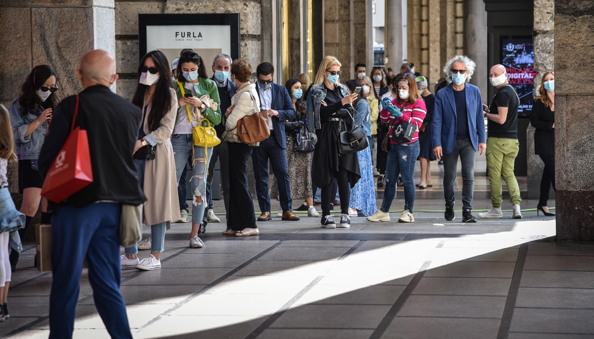 Milano riapre: code alla Rinascente