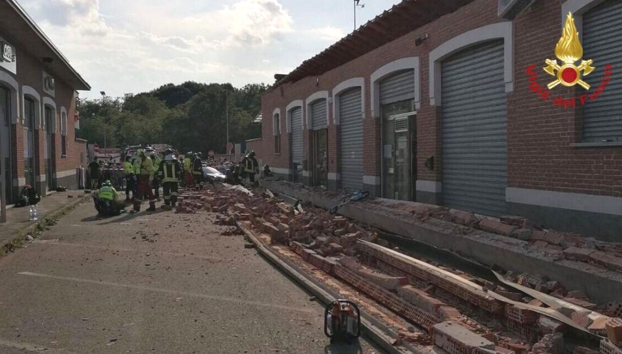 Albizzate, crolla il tetto di un palazzo: morti mamma e figli