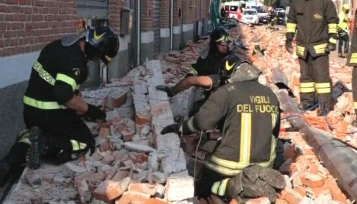 Albizzate, crolla il tetto di un palazzo: morti mamma e figli