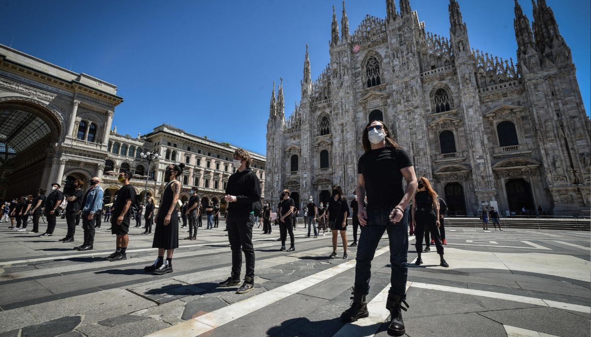 Milano, da Levante a Manuel Agnelli: flash mob della musica