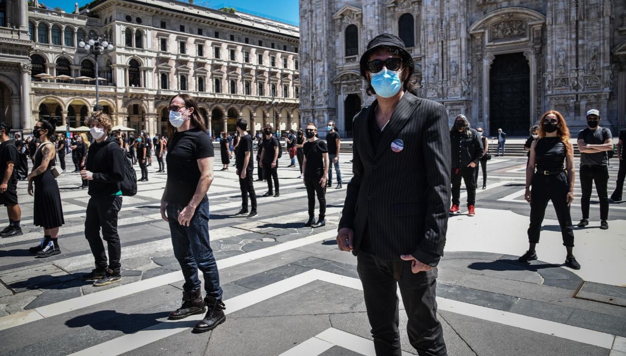 Milano, da Levante a Manuel Agnelli: flash mob della musica