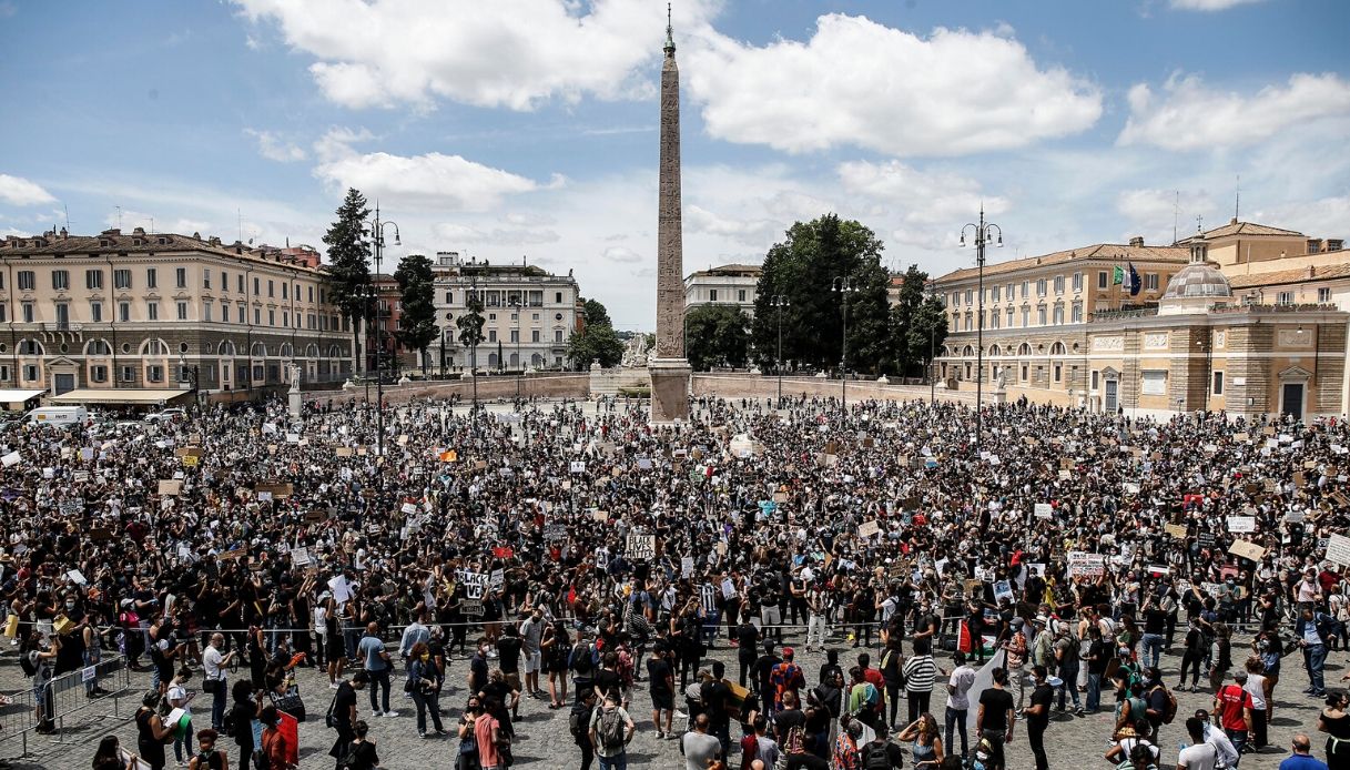 George Floyd, manifestazione a Roma: migliaia a piazza del Popolo