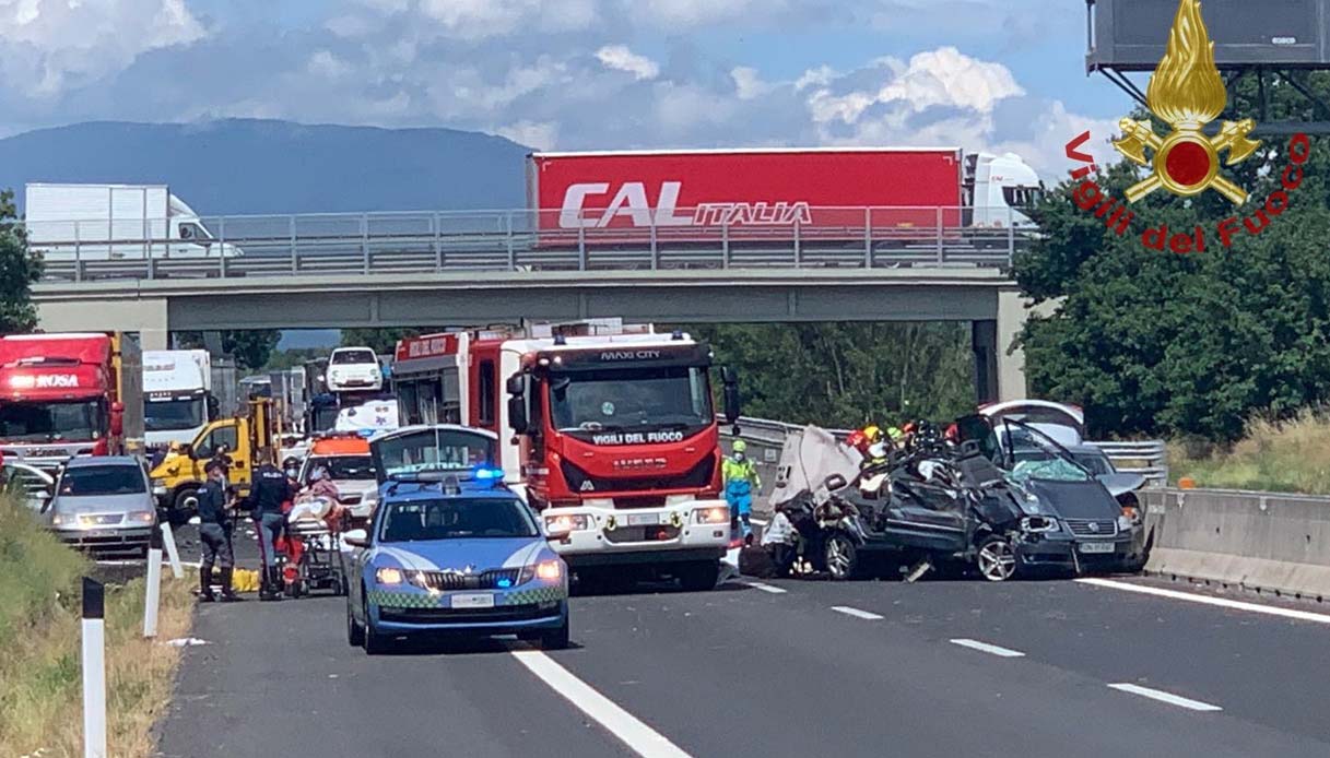 Arezzo grave incidente sulla A1 muoiono una bimba e un neonato